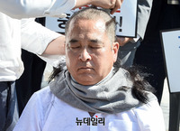 [포토] 文정권 헌정유린 중단 촉구하며 삭발하는 심재철