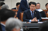 [포토] 의원들의 질문에 답하는 김연철 통일부 장관