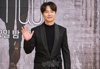 [포토] 해맑게 손인사하는 배우 김태훈