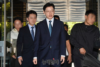 [포토] 경호받으며 법원 출석하는 김경수 경남지사 