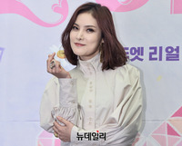 [포토] 거미, 설레게 하는 손 하트