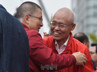 [포토] 文정권 규탄대회서 만나 포옹하는 '황교안-최교일'