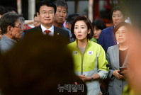 [포토] 화재난 동대문 제일평화시장 상인들과 대화나누는 나경원