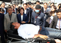 [포토] 단식 16일, 병원으로 이송되는 이학재 한국당 의원