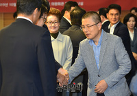 [포토] 참석자들과 인사 나누는 황교안 자유한국당 대표