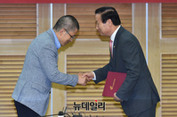 [포토] 임명장 받는 김성찬 한국당 의원