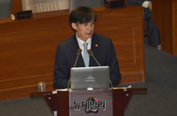 [포토] 질문에 답하는 조국 법무부 장관