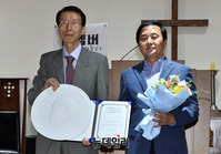 [포토] 리멤버NK 인권상받은 김성민 자유북한방송대표