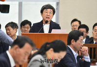 [포토] 질문에 답하는 이소연 국가 기록원장