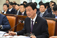 [포토] 질문에 답하는 진영 행정안전부 장관