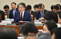 [포토] 답변하는 박능후 보건복지부장관