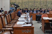 [포토] 한국당 없는 반쪽 문체위 국감, 발언하는 박양우