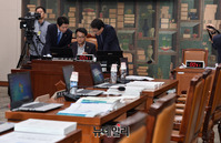 [포토] 대화나누는 '이인영-안민석-이원욱'