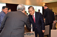 [포토[ KCPAC 오찬행사, 참석자들과 악수나누는 황교안