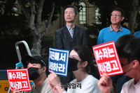 [포토] 조국 규탄 대학생 촛불집회, 지켜보는 주사파 대부 김영환
