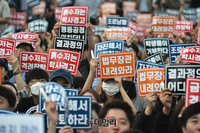 [포토]조국 사퇴촉구 촛불든 대학생들