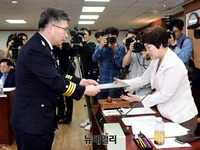 [포토] 선서문 제출하는 민갑룡 경찰청장