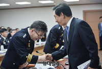 [포토] 인사나누는 '김성태-민갑룡'