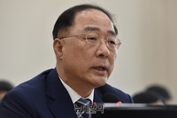 [포토] 의원들 질문에 답하는 홍남기 부총리