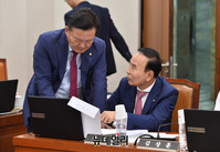 [포토] 국토교통부 국감, 대화나누는 '박덕흠-민경욱'