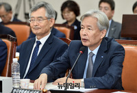 [포토] 질의에 답하는 이정우 한국장학재단 이사장