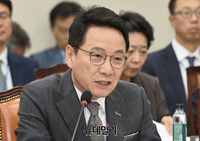 [포토] 답변하는 김헌영 한국대학교육협의회 회장