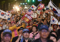 [포토] "文 하야" "조국 파면"… 靑 앞에서 2일째 '철야 노숙시위'