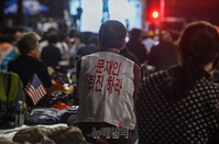 [포토] 청와대 앞에서 '文탄핵 촉구' 집회 이어가는 시민들