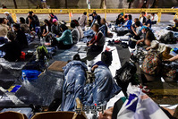 [포토] 이틀째 '문재인 하야' 철야집회 이어가는 시민들