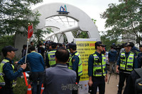 [포토] 서초동 조국 찬반 집회, 누에다리 통제하는 경찰