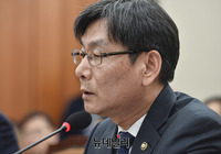 [포토] 의원들 질문에 답하는 엄재식 원자력안전위원장