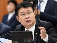 [포토] 탈원전 및 친문인사 관련 질의하는 정용기