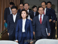 [포토] 한국당 국감 대책회의, 입장하는 지도부