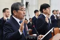 [포토] 금융감독원 국정감사, 선서하는 윤석헌 원장