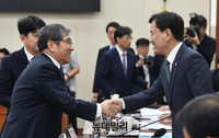 [포토] 국회 정무위 국감, 악수하는 '김진태-윤석헌'
