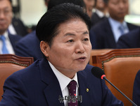 [포토] 질문에 답하는 김병원 농협중앙회장