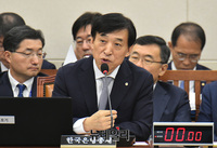 [포토] 답변하는 이주열 한국은행 총재