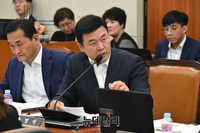 [포토] 질문하는 윤영석 자유한국당 의원