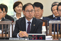 [포토] 질문 경청하는 박영수 중앙선거관리위원회 사무총장