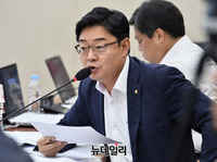 [포토] 국회 정무위 국감, 질의하는 김성원 의원