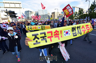 [포토] '문재인하야-조국구속' 외치며 청와대로 향하는 자유시민들