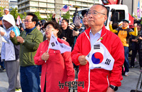 [포토] 문재인 조국 규탄집회 참석한 이주영 국회부의장