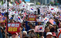 [포토] 태극기 흔들며 '문재인-조국' 규탄하는 자유시민들