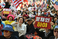 [포토] 청와대 사랑채 인근 집회 이어나가는 조국반대 시민들