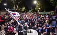 [포토] 청와대 앞에서 '문재인하야-조국파면' 외치며 철야농성