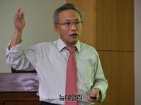 [포토] '자유로운 노동시장' 발제하는 박기성 교수