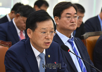 [포토] 의원들의 질문에 답하는 조현배 해양경찰청장