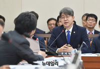 [포토] 국회 기재위 국감, 질문에 답하는 강신욱 통계청장