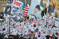 [포토] 조국 사퇴 요구하며 행진하는 우리공화당