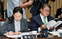 [포토] 서울시청 국감자료 살펴보는 조원진